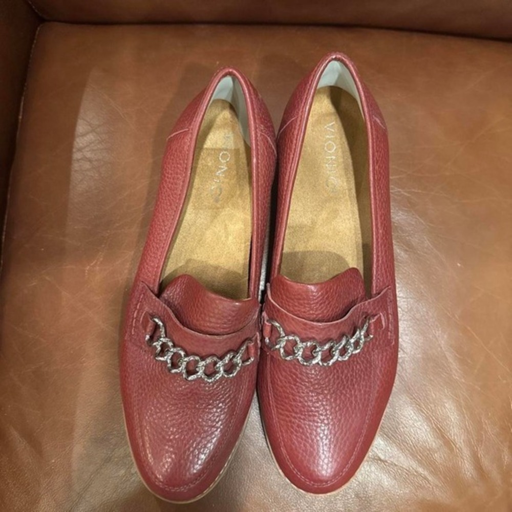 Vonic Red pebbled leather loafers with silver chain detail